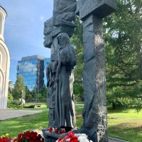 Возложили цветы к памятнику «Дети Беслана»